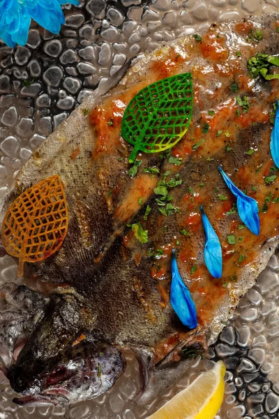 烤河鳟鱼与西红柿和大蒜蔬菜酱汁 鱼躺在一块透明的玻璃板上 背靠着一层浅色的木块 — 图库照片