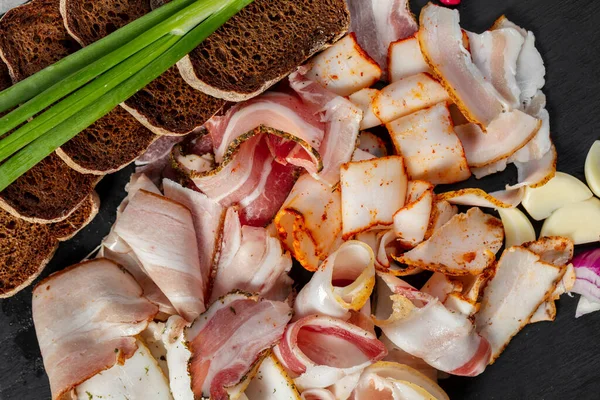 Набор Мясных Закусок Бекона Копченого Запеченного Мяса Зеленый Лук Тост — стоковое фото