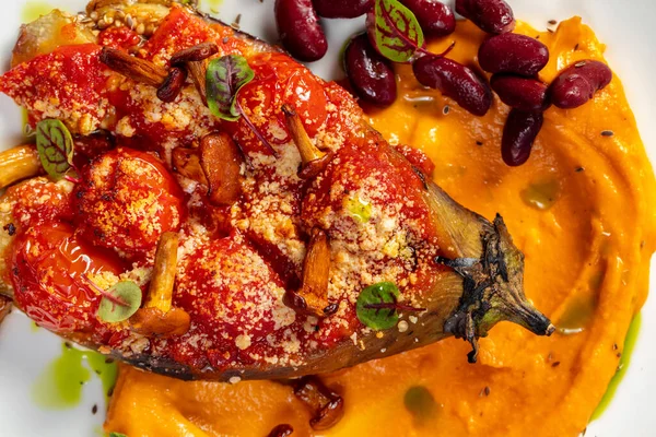 Eggplant Baked Tomatoes Cheese Spicy Paprika Sauce Chanterelle Mushrooms Nuts — Stock Photo, Image
