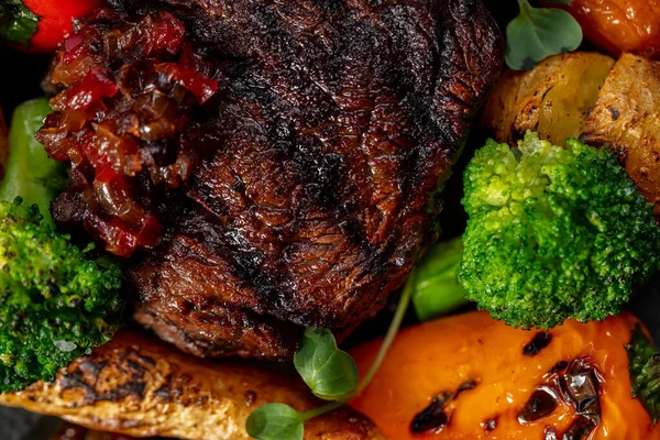 Grilovaný Filet Mignon Steak Zeleninovou Mrkví Papriková Brokolice Třešňové Omáčce — Stock fotografie