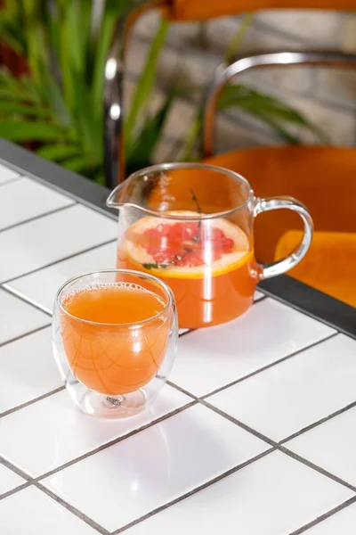 Şeffaf Bir Çaydanlıkta Kekik Kırmızı Portakal Limon Içeren Turunçgil Çayı — Stok fotoğraf