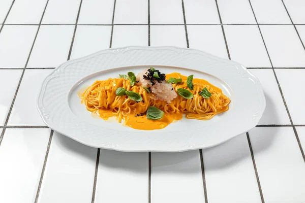 Spaghetti Cheese Sauce Scallop Tartare Finely Chopped Onion Black Caviar — Stock Photo, Image