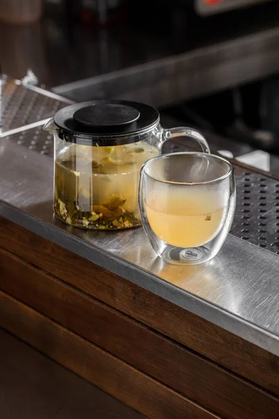 Limonlu Nane Çayı Tarçın Şeffaf Bir Çaydanlıkta Kapaklı Nane Yaprakları — Stok fotoğraf