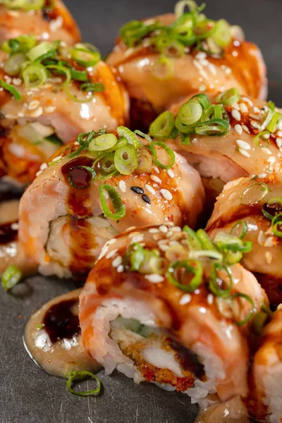 Sushi Con Salmón Tempura Camarones Aguacate Cubierto Con Salsa Unagi — Foto de Stock