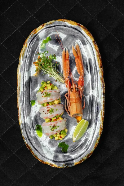 Langoustine Sashimi Bovenop Avocado Tartaar Met Chili Plakjes Schilfers Erop — Stockfoto