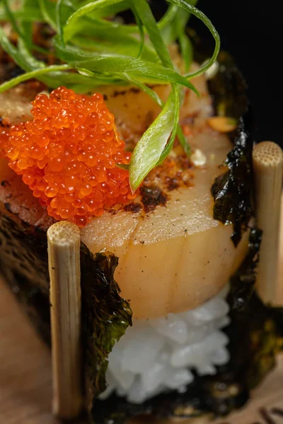 Scallop Gunkan Rice Tobiko Caviar Nori Seaweed Gunkans Stand Wooden — Stock Photo, Image