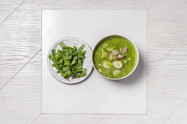 Borscht Verde Con Trozos Ternera Patatas Espinacas Huevos Codorniz Sopa — Foto de Stock