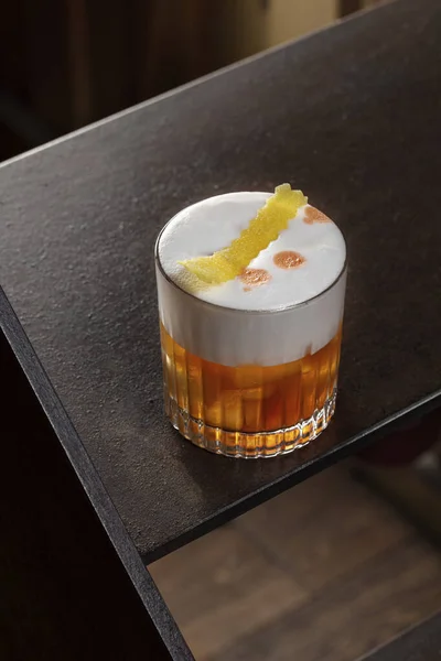 Ouderwetse Cocktail Een Transparant Whiskyglas Met Citrusschuim Een Stukje Citroenschil — Stockfoto
