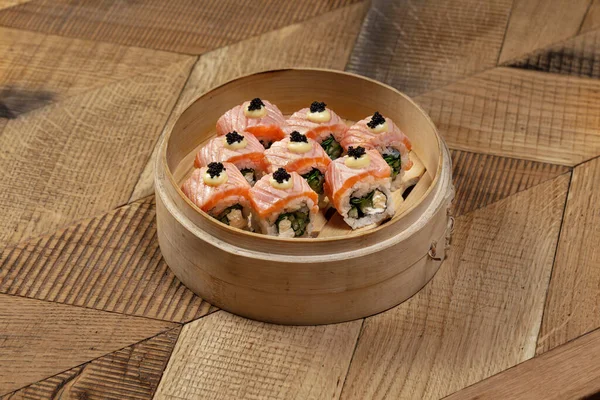 Sushi Philadelphia Con Salmone Cipolle Verdi Formaggio Philadelphia Cetriolo Rotoli — Foto Stock