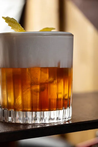 Cocktail Vecchio Stile Bicchiere Whisky Trasparente Con Schiuma Agrumi Pezzo — Foto Stock