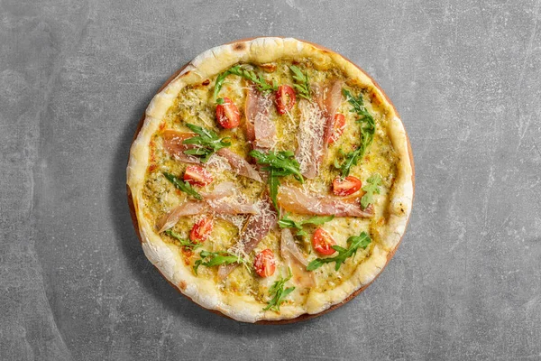 Prosciutto Roka Vişneli Domates Rendelenmiş Parmesanlı Ekşi Pizza Pizza Gri — Stok fotoğraf