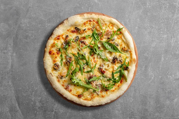 Kyselá Pizza Mušlemi Krevetami Smetanovou Omáčkou Listy Rukoly Parmezánem Pizza — Stock fotografie