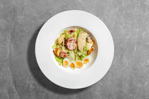 Tavuklu Sezar Salatası Vişneli Domates Kızarmış Ekmek Bıldırcın Yumurtası Salata — Stok fotoğraf