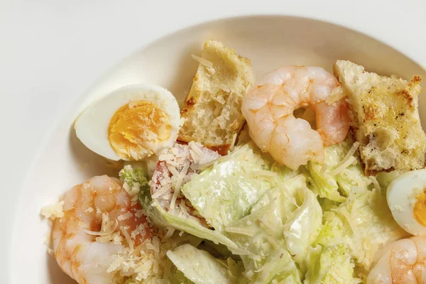 Caesar Salat Mit Garnelen Kirschtomaten Croutons Wachteleiern Salat Und Knoblauchsoße — Stockfoto