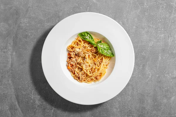 Spaghettis Maison Viande Hachée Sauce Tomate Garnie Feuilles Basilic Parmesan — Photo