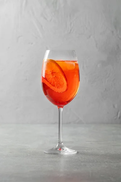 Aperol Spritz Cocktail Mit Einer Orangenscheibe Und Eisstücken Einem Transparenten — Stockfoto