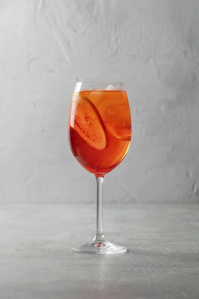 Aperol Spritz Cocktail Mit Einer Orangenscheibe Und Eisstücken Einem Transparenten — Stockfoto