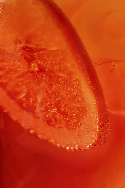 Cóctel Aperol Spritz Con Una Rebanada Naranja Trozos Hielo Una —  Fotos de Stock