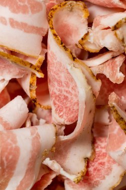 Derin bir tabakta dilimlenmiş baharatlı Ukrayna domuzu. Yakın plan..