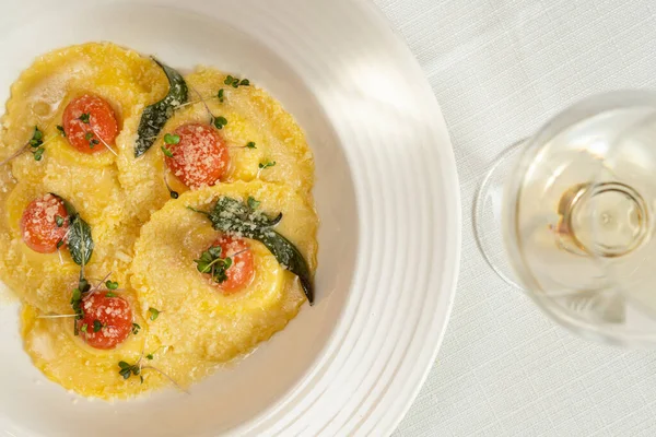 Mozzarella Soslu Ravioli Üstünde Rendelenmiş Parmesan Olan Vişneli Domates Yiyecek — Stok fotoğraf