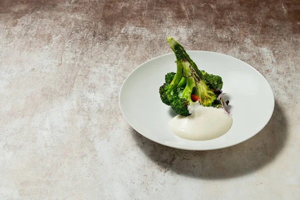 Izgara Brokoli Acı Biber Turp Püresi Yiyecek Hafif Bir Seramik — Stok fotoğraf