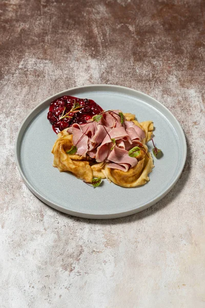 Zelfgemaakte Pannenkoeken Met Ham Saladebladeren Bessensaus Een Lichte Keramische Schaal — Stockfoto