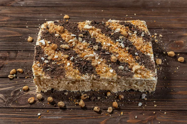 초콜릿 과자가 나폴레옹 케이크 전체가 가벼운 의나무 받침대 — 스톡 사진