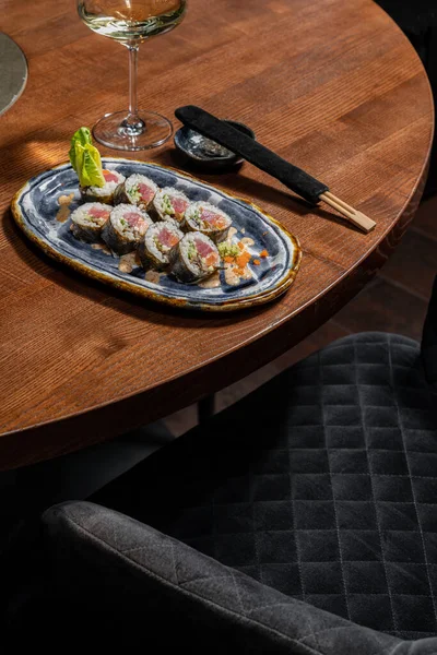 Sushi Rolle Mit Lachs Und Thunfisch Umwickelt Mit Reis Und — Stockfoto