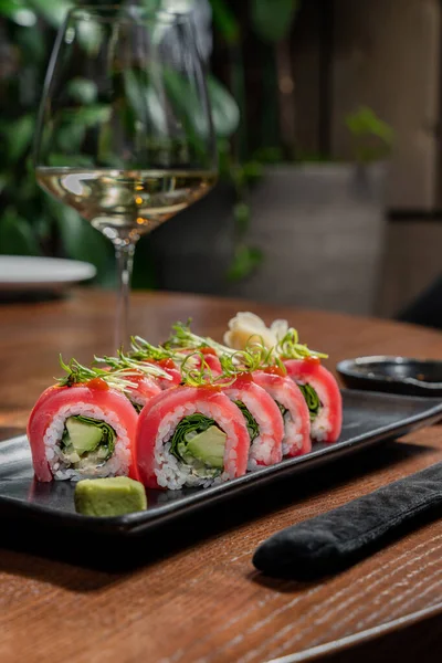 Rouleau Sushi Avec Avocat Enveloppé Dans Thon Avec Des Croustilles — Photo