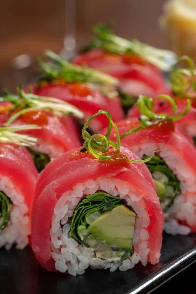 Rollo Sushi Con Aguacate Envuelto Atún Con Chips Cebolla Verde —  Fotos de Stock