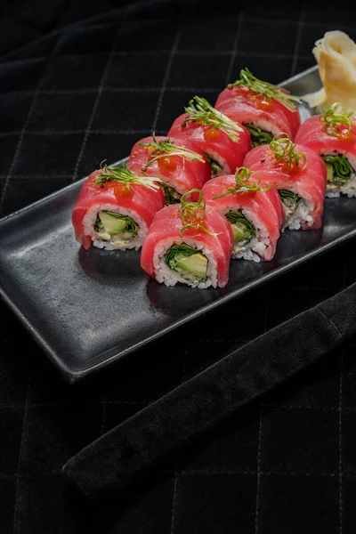 Rollo Sushi Con Aguacate Envuelto Atún Con Chips Cebolla Verde —  Fotos de Stock
