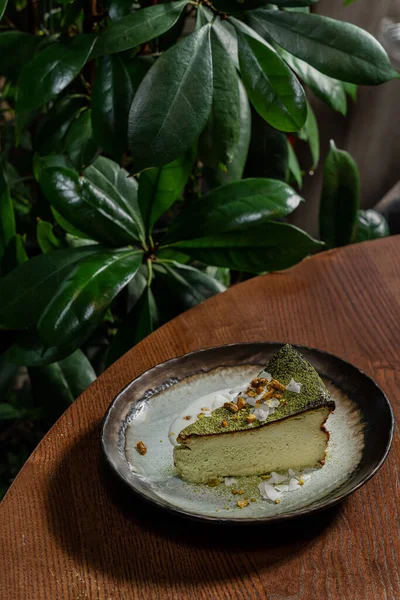 Fıstıklı Kibrit Peynirli Kek Seramik Tabakta Yeşil Çay Tozuyla Kaplı — Stok fotoğraf