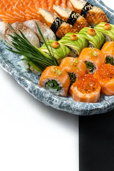 Surtido Rollos Sushi Con Aguacate Anguila Salmón Caviar Rojo Vieira — Foto de Stock