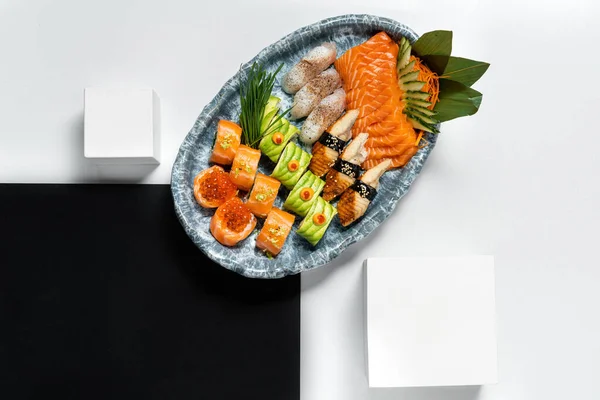 Blandad Sushi Uppsättning Rullar Med Avokado Lax Röd Kaviar Pilgrimsmussla — Stockfoto