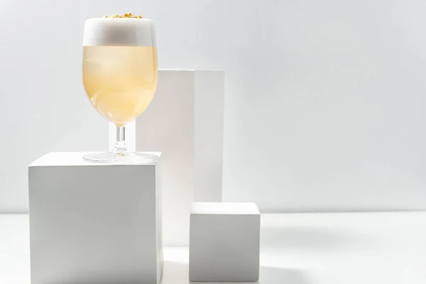 Cocktail Penicillin Citrus Foam Gold Leaf Stemmed Glass Stands Plaster — Stock Photo, Image