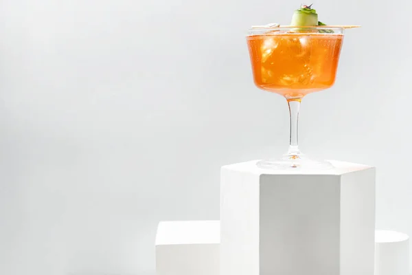 Aperol Spritz Cocktail Met Ijsblokjes Een Plakje Komkommer Een Transparant — Stockfoto