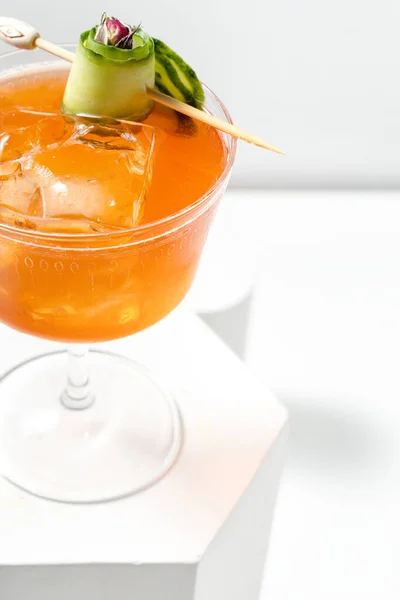 Aperol Spritz Cocktail Mit Eiswürfeln Und Einer Gurkenscheibe Einem Transparenten — Stockfoto