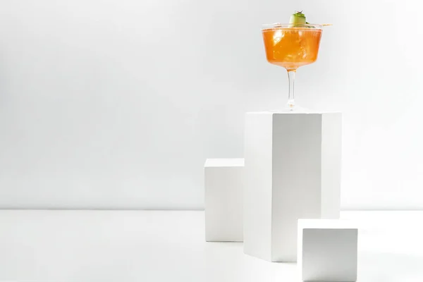 Buzlu Aperol Spritz Kokteyli Şeffaf Bir Bardak Içinde Bir Dilim — Stok fotoğraf