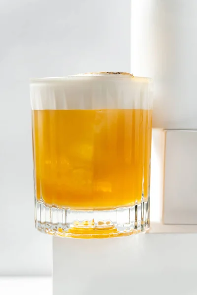 Mango Sour Cocktail Διάφανο Ποτήρι Ένα Κομμάτι Πάγο Και Αφρό — Φωτογραφία Αρχείου