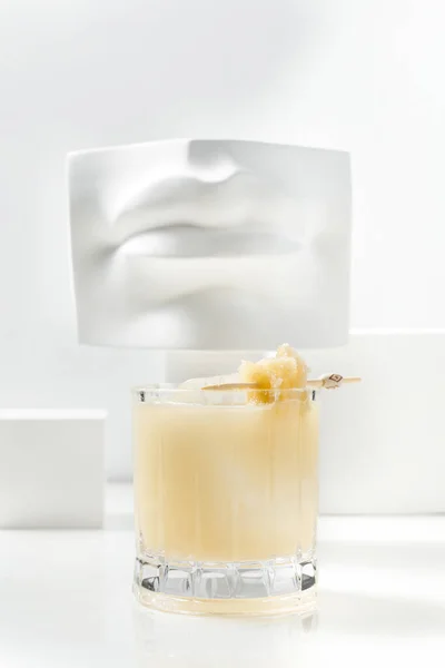 Citrus Sour Cocktail Ett Genomskinligt Glas Med Bitar Honung Ett — Stockfoto