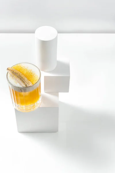 Mango Zure Cocktail Een Transparant Glas Met Een Stuk Ijs — Stockfoto