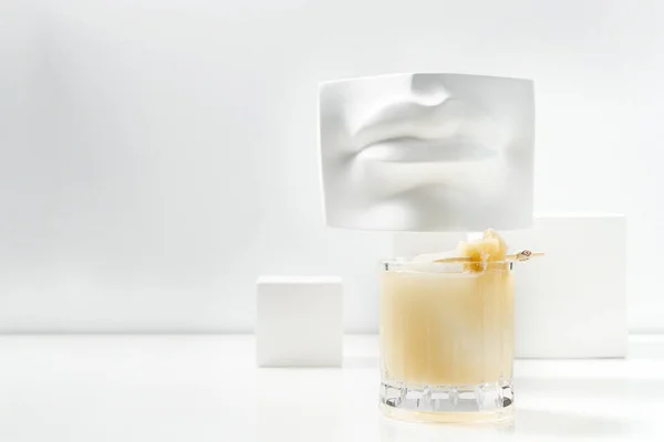 Citrus Zure Cocktail Een Transparant Glas Met Stukjes Honing Een — Stockfoto