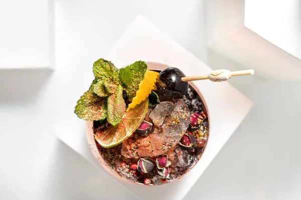 Tiki Cocktail Auf Mehreren Rumsorten Mit Früchten Beeren Und Kleinem — Stockfoto