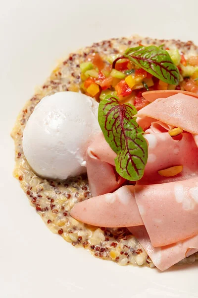 Quinoa Met Ham Gepocheerd Groentetafel Een Lichte Keramische Plaat Schotel — Stockfoto