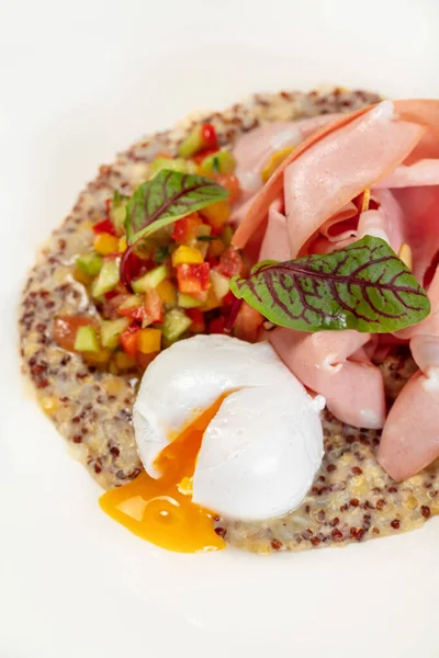 Quinoa Sonkával Buggyantott Tojással Zöldséggel Könnyű Kerámia Tálcán Étel Egy — Stock Fotó