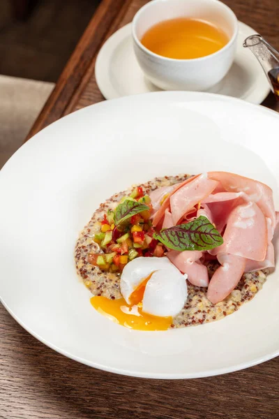 Quinoa Met Ham Gepocheerd Groentetafel Een Lichte Keramische Plaat Schotel — Stockfoto