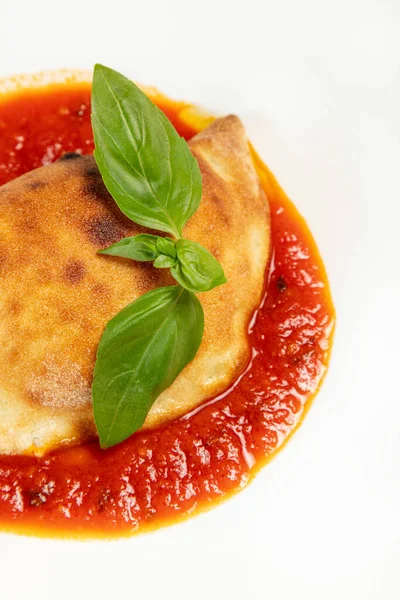 Oven Mini Yang Dipanggang Calzone Dengan Keju Mozzarella Diatapi Dengan — Stok Foto