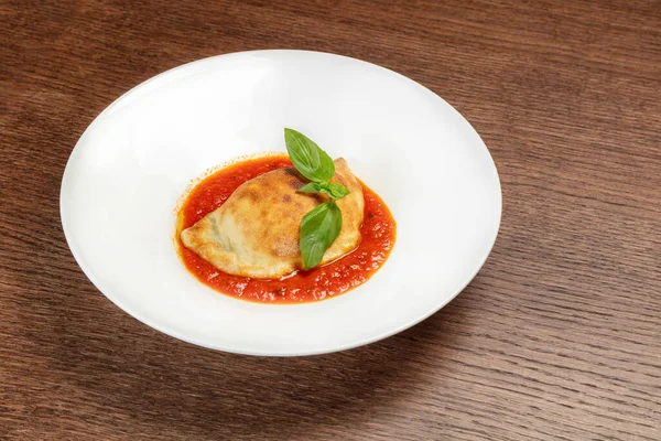 Mini Oven Gebakken Calzone Met Mozzarella Kaas Bedekt Met Tomatensaus — Stockfoto