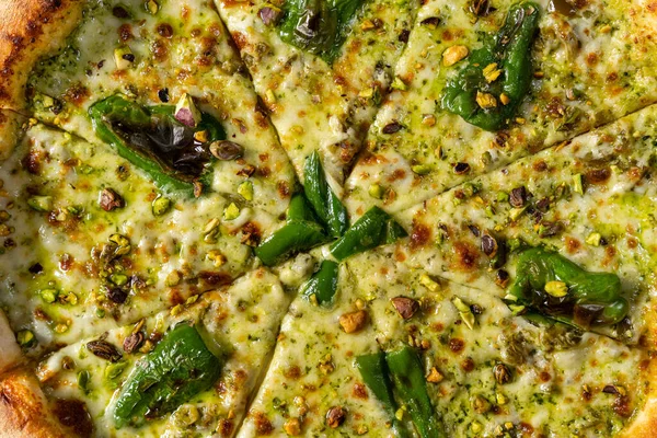 Pizza Kysaným Těstem Čtyři Sýry Jalapenos Pistáciemi Parmezánem Lehkém Keramickém — Stock fotografie