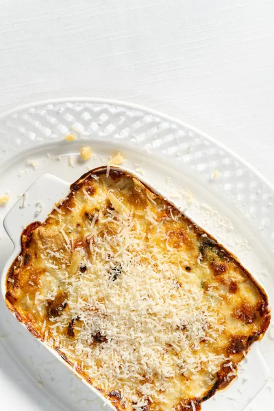 Lasagne Verdure Fatte Casa Piatto Ceramica Con Parmigiano Grattugiato Sopra — Foto Stock